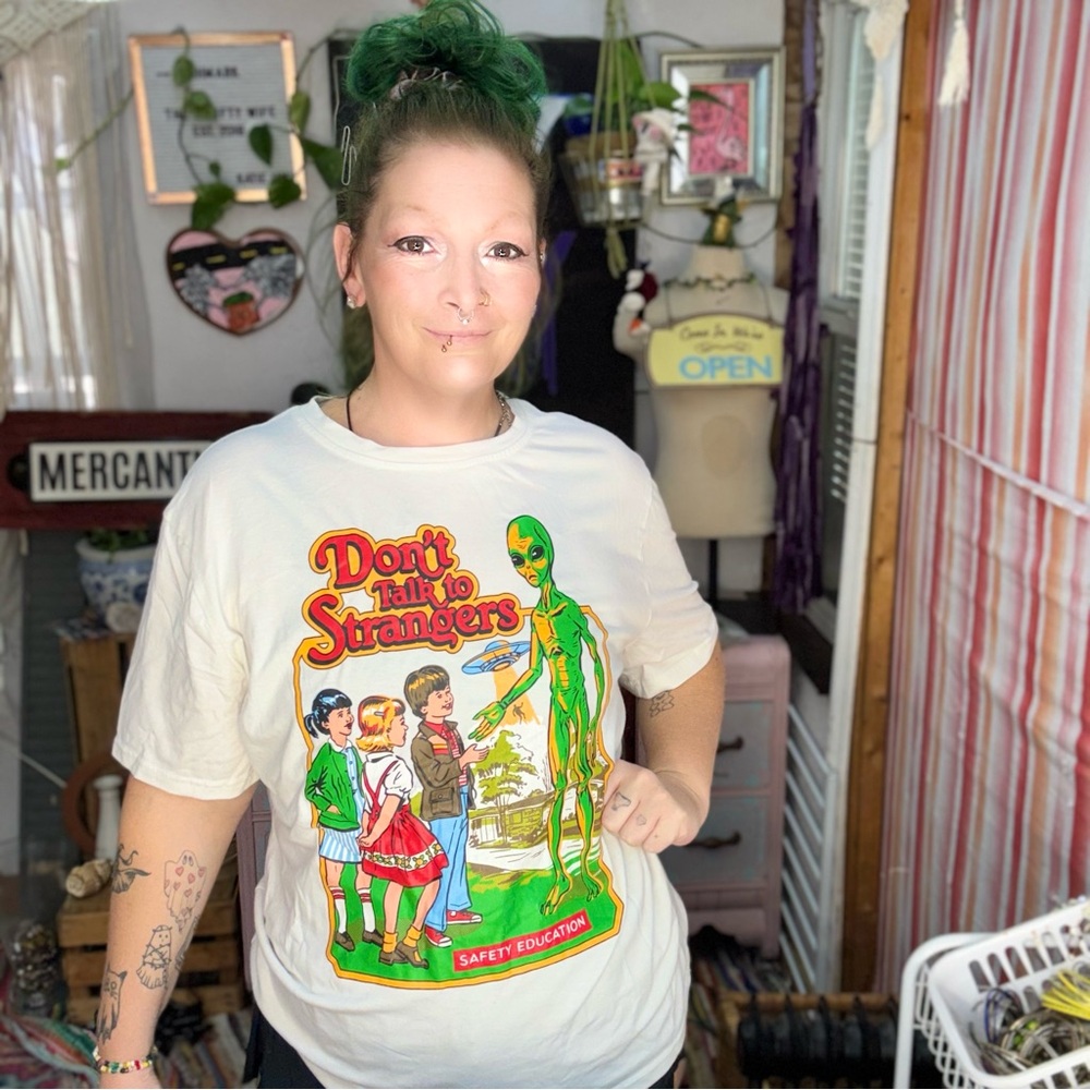 ROMWE Cream Dint talk to strangers Alien Casual Tee Size Medium